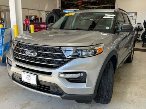 Used 2020 Ford Explorer XLT w/ Equipment Group 202A image 4