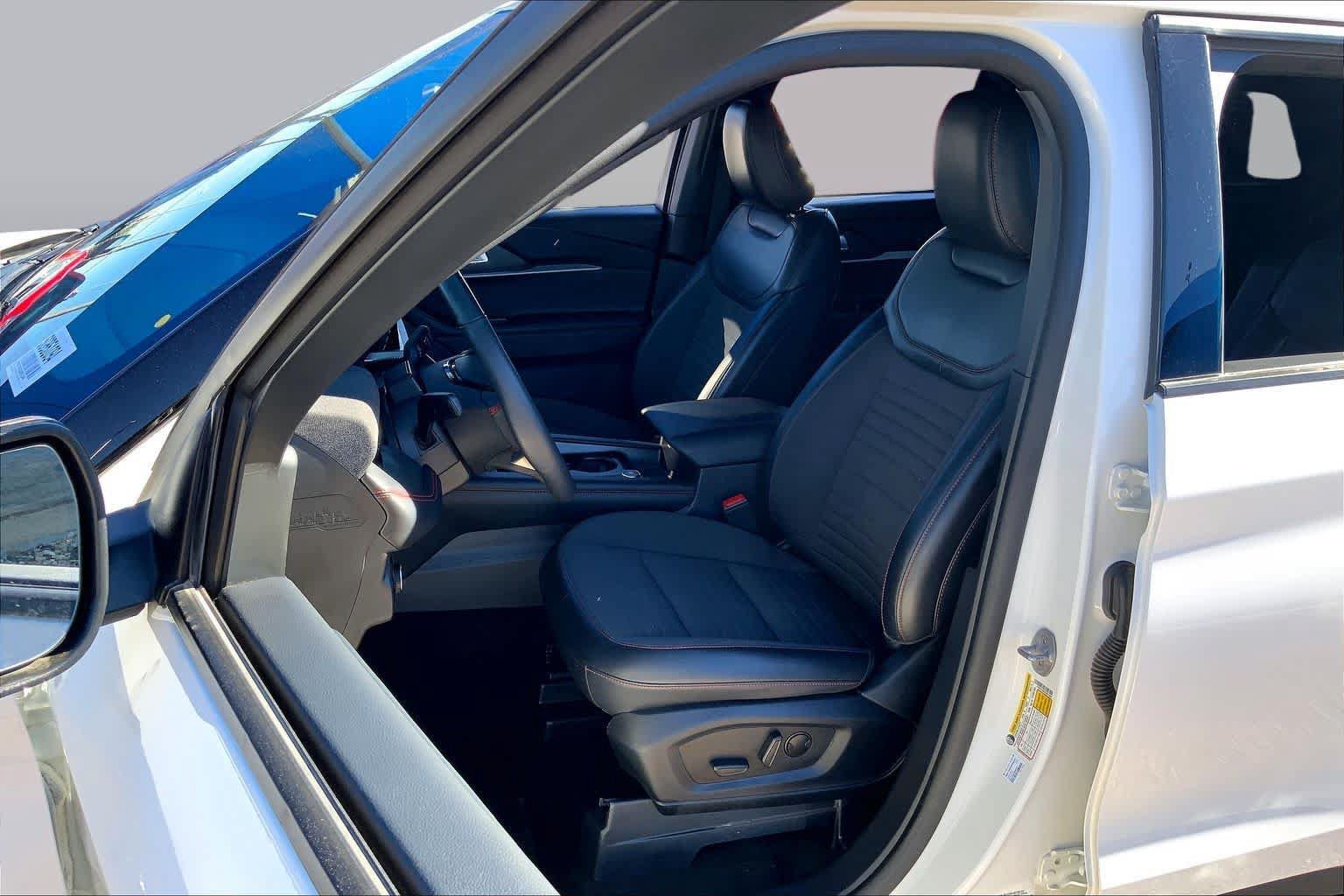Used 2025 Ford Explorer ST-Line w/ Premium Package RWD image 8
