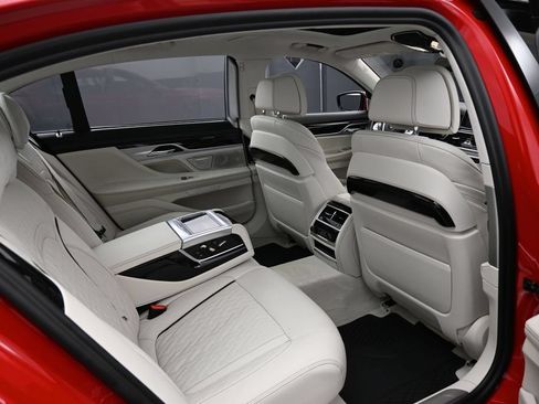 Used 2022 BMW M760i xDrive w/ Luxury Rear Seating Package AWD/4WD image 31