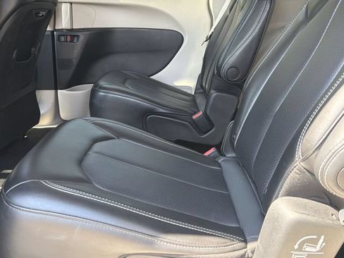 Used 2023 Chrysler Pacifica Touring-L FWD image 11