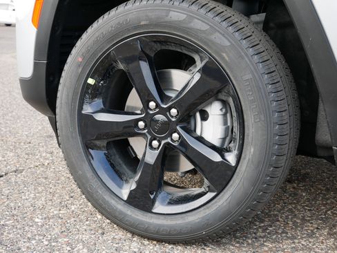 New 2025 Jeep Grand Cherokee Limited w/ Black Appearance Package image 5