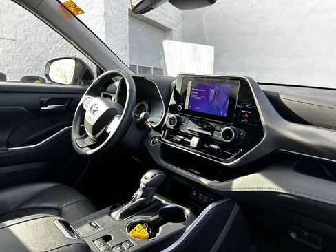 Used 2024 Toyota Highlander XLE image 14