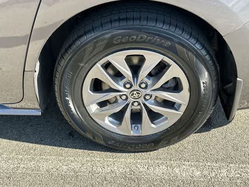 Used 2023 Toyota Sienna XLE AWD/4WD image 5