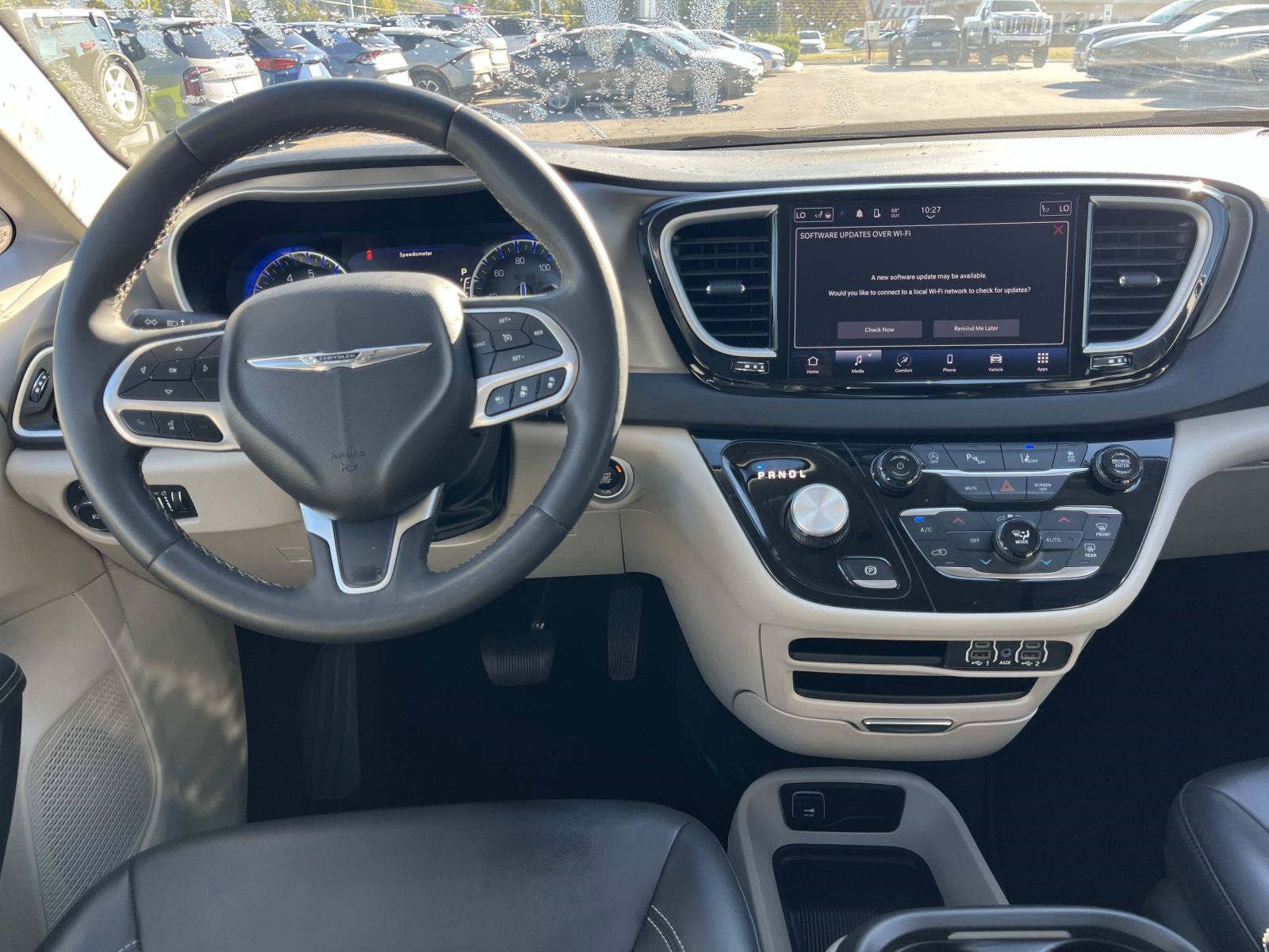 Used 2024 Chrysler Pacifica Touring-L FWD image 12