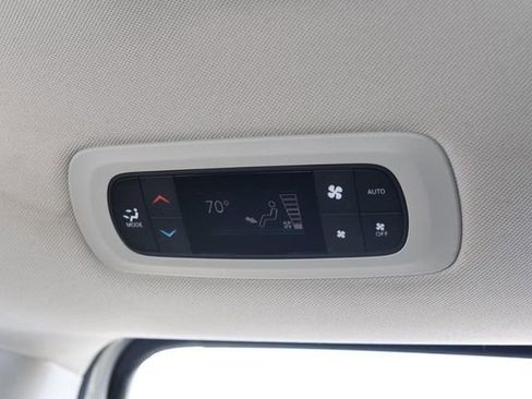 Used 2024 Chrysler Pacifica Select image 23