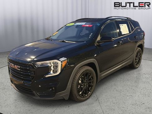 Used 2023 GMC Terrain SLT w/ Elevation Edition FWD image 2