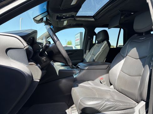 Used 2020 Cadillac Escalade Platinum AWD/4WD image 3