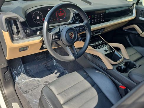 Used 2024 Porsche Cayenne AWD/4WD image 4