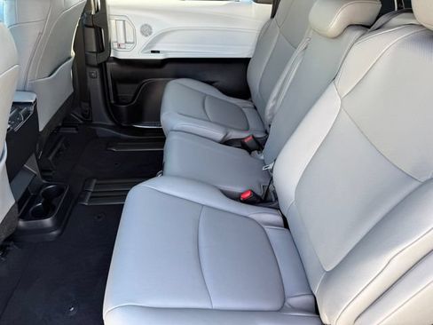 Used 2026 Toyota Sienna XLE FWD image 28