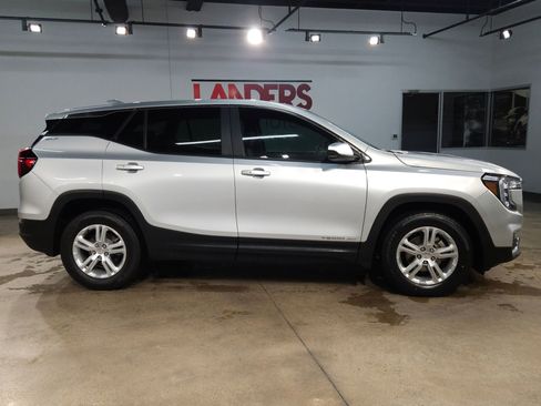 Used 2022 GMC Terrain SLE image 8