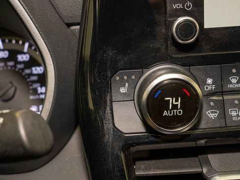 Used 2024 Toyota Highlander XLE image 17