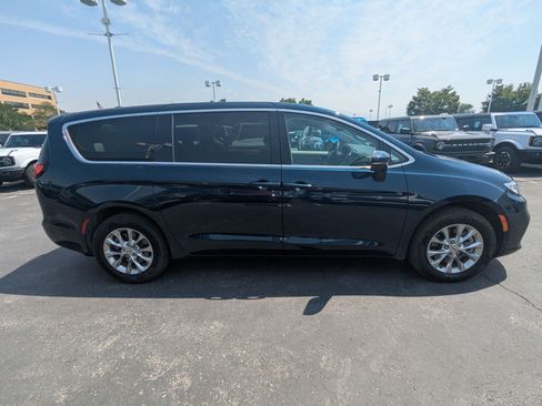 Used 2023 Chrysler Pacifica Touring-L AWD/4WD image 2