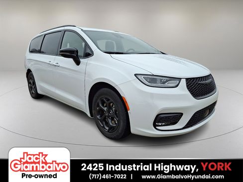 Used 2025 Chrysler Pacifica Premium image 1