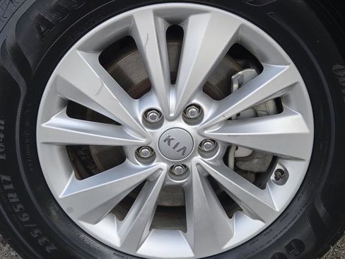 Used 2017 Kia Sedona LX w/ LX Essentials Premium Package image 11