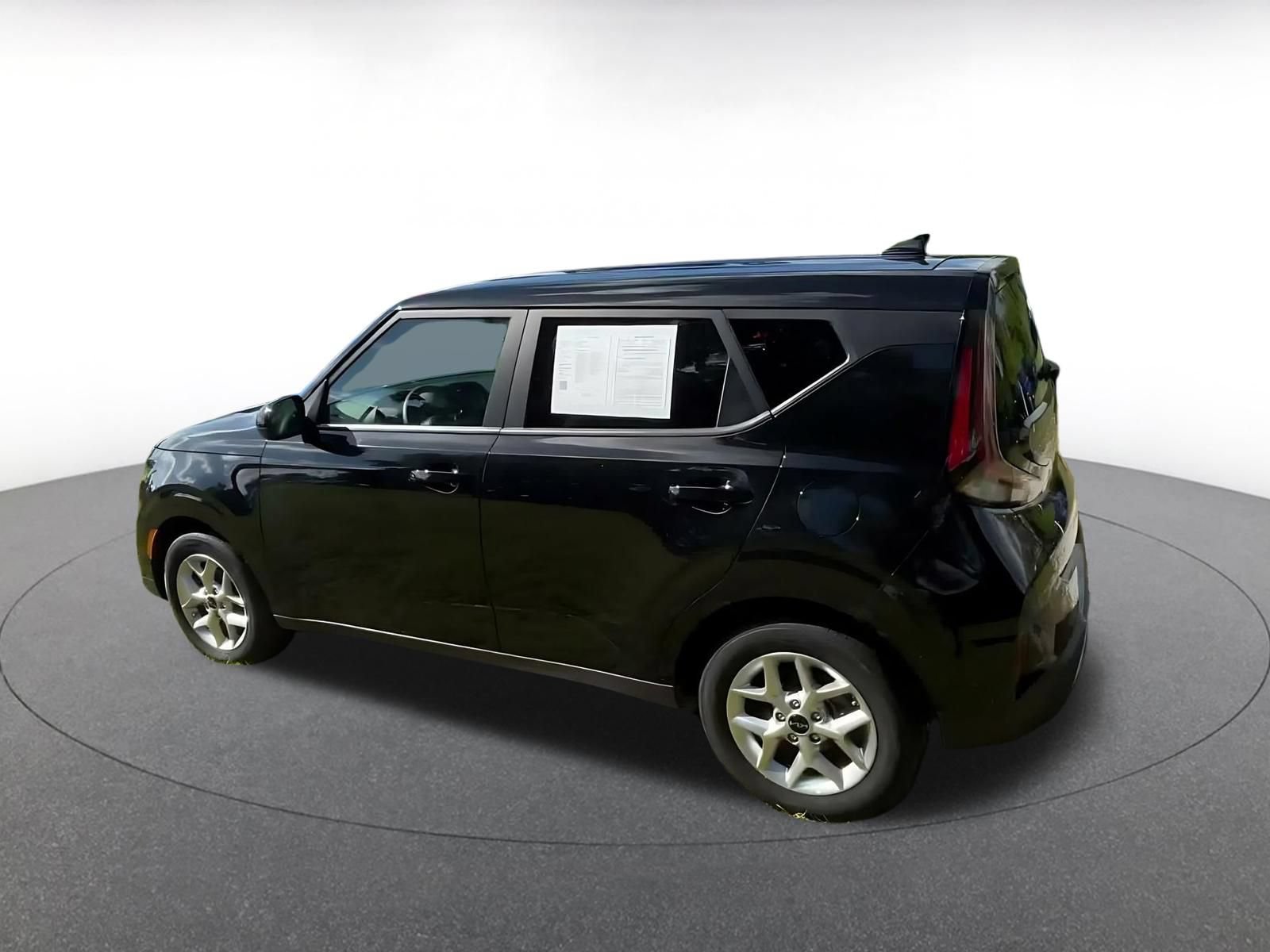 Used 2025 Kia Soul LX w/ LX Technology Package FWD image 9
