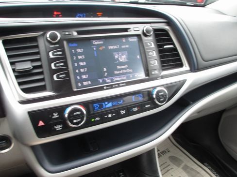 Used 2019 Toyota Highlander XLE image 24