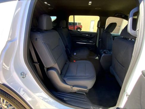 Used 2025 Chevrolet Traverse LT image 20