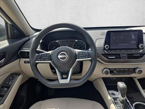 Used 2024 Nissan Altima 2.5 SV image 17