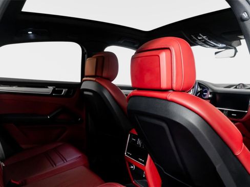 Used 2023 Porsche Cayenne Platinum Edition image 59