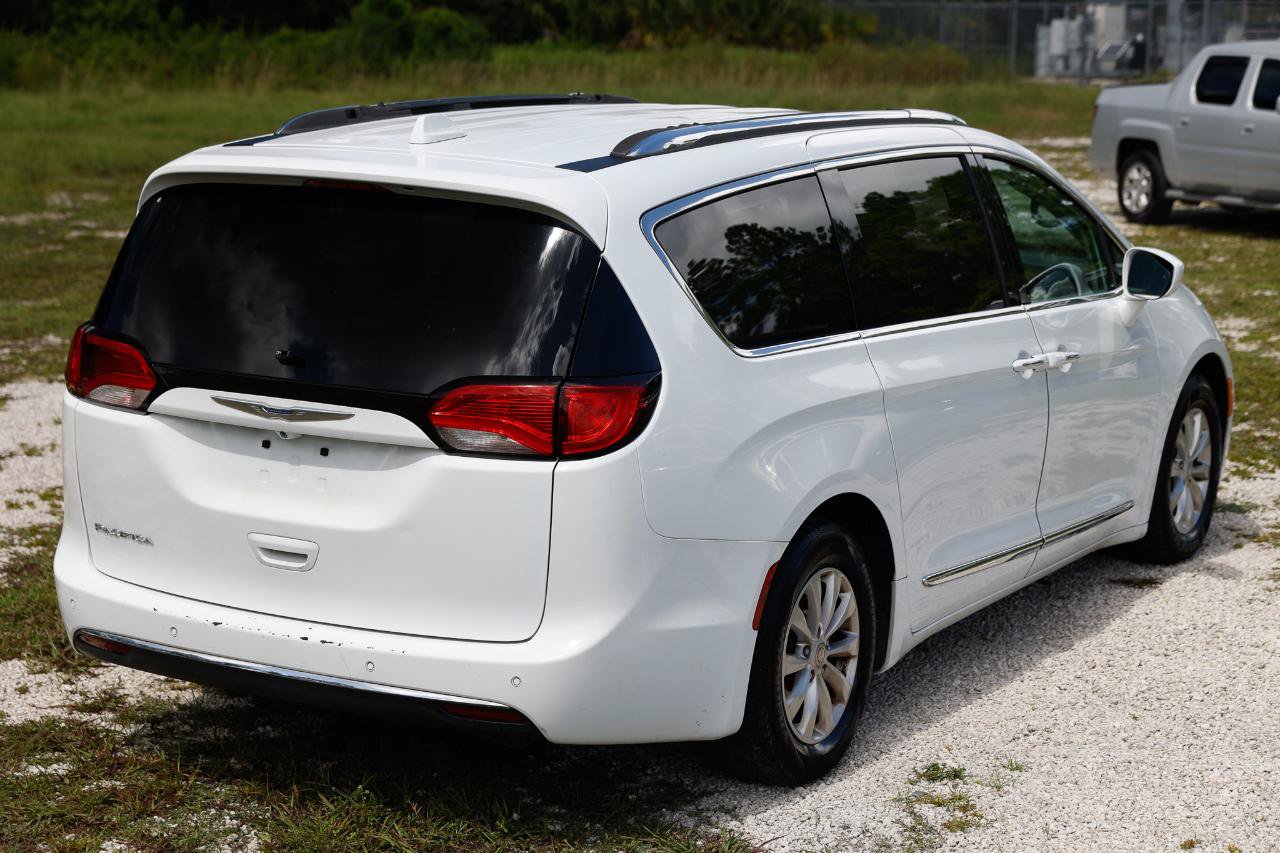 Used 2018 Chrysler Pacifica Touring-L FWD image 11