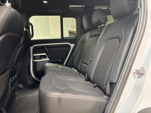 Used 2023 Land Rover Defender 110 SE image 27