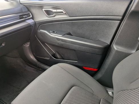 Used 2025 Kia Sportage LX image 16