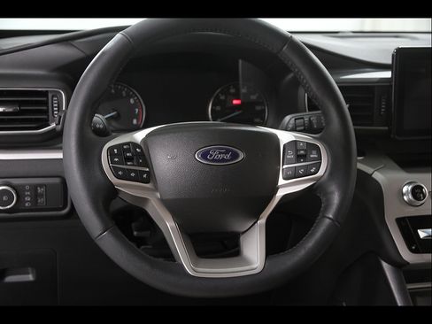 Used 2023 Ford Explorer XLT w/ Equipment Group 202A AWD/4WD image 8