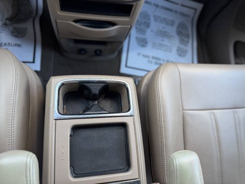 Used 2013 Chrysler Town & Country Touring FWD image 14