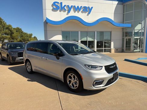 Used 2024 Chrysler Pacifica Limited FWD image 1