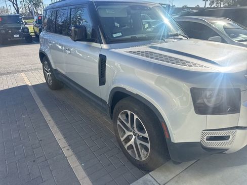 Used 2023 Land Rover Defender 110 SE image 3