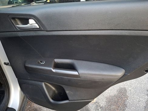 Used 2022 Kia Sportage LX image 16