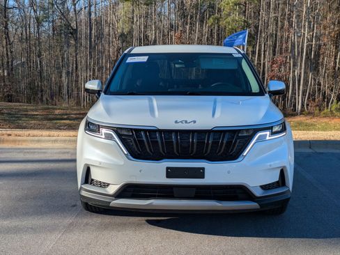 Used 2024 Kia Carnival EX image 7