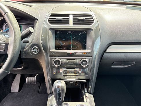 Used 2018 Ford Explorer XLT w/ Equipment Group 202A FWD image 22