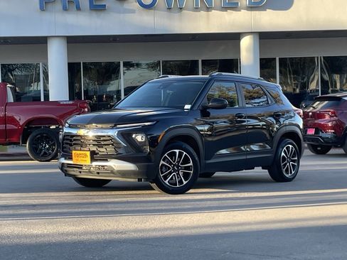 Used 2025 Chevrolet TrailBlazer LT image 2