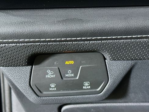 Used 2024 Volkswagen Atlas Cross Sport SE image 16