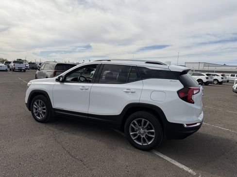 Used 2024 GMC Terrain SLT image 3