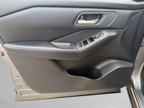 Used 2024 Nissan Rogue SV FWD image 17