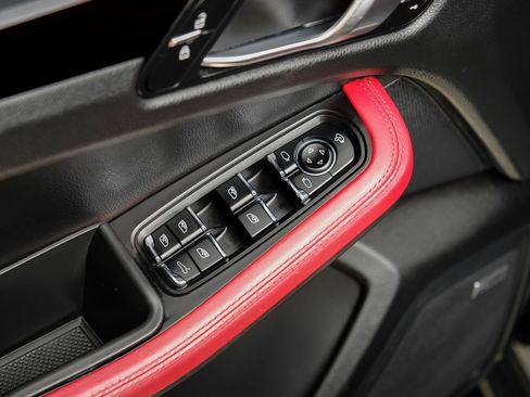 Used 2022 Porsche Macan S AWD/4WD image 52