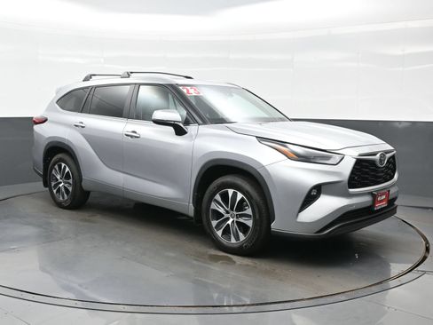 Used 2023 Toyota Highlander XLE AWD/4WD image 8