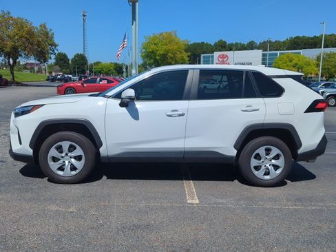 Used 2024 Toyota RAV4 LE FWD image 9