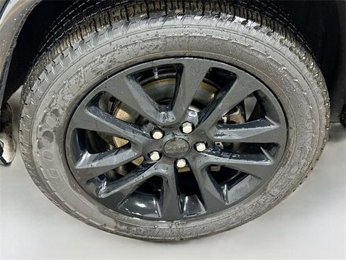 Used 2017 Jeep Grand Cherokee Altitude image 31