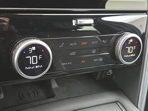 Used 2024 Land Rover Discovery Dynamic SE image 25