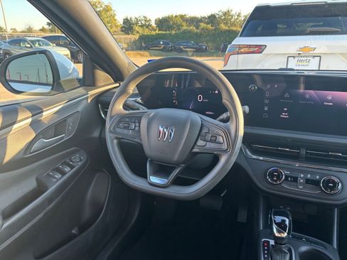 Used 2025 Buick Envista Preferred image 32