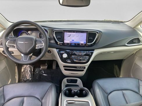 Used 2024 Chrysler Pacifica Touring-L FWD image 14