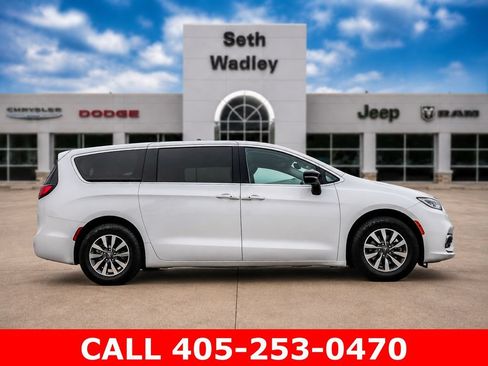 Used 2024 Chrysler Pacifica Limited FWD image 8
