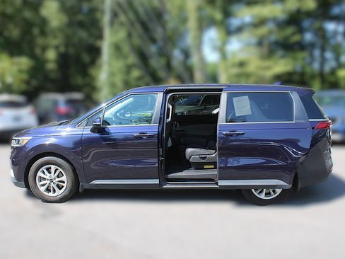 Certified 2024 Kia Carnival LX FWD image 6