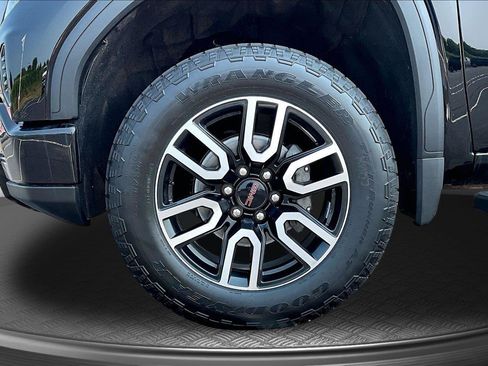 Used 2024 GMC Sierra 1500 AT4 w/ AT4 Preferred Package AWD/4WD image 10
