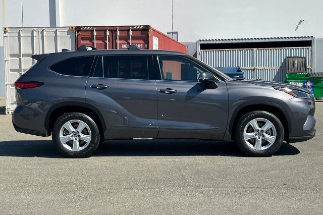 Used 2021 Toyota Highlander LE FWD image 3