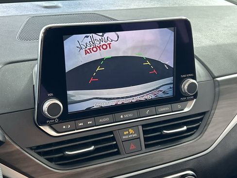 Used 2025 Nissan Altima 2.5 SV FWD image 17