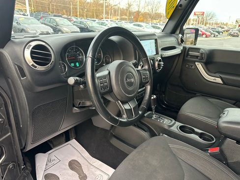 Used 2017 Jeep Wrangler Unlimited Sahara w/ Connectivity Group AWD/4WD image 11